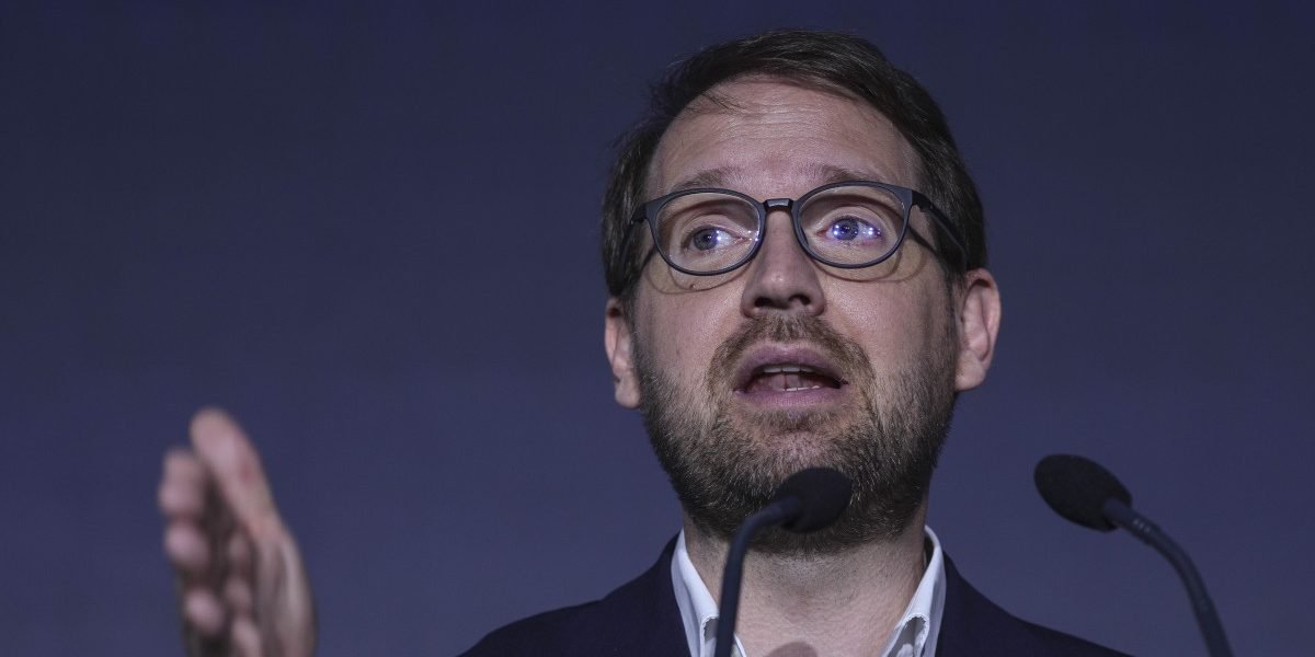 Președintele USR, Dominic Fritz, a criticat dur ultima inițiativă a social-democraților, considerând-o o manevră politică „destul de cinică” în contextul scandalului diplomatic legat de gestionarea repatrierilor românilor din zonele de conflict din Orientul Mijlociu