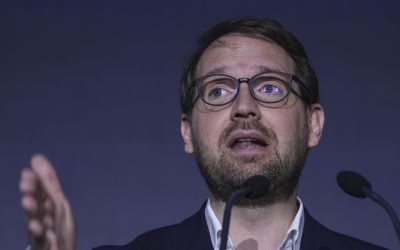 Președintele USR, Dominic Fritz, a criticat dur ultima inițiativă a social-democraților, considerând-o o manevră politică „destul de cinică” în contextul scandalului diplomatic legat de gestionarea repatrierilor românilor din zonele de conflict din Orientul Mijlociu