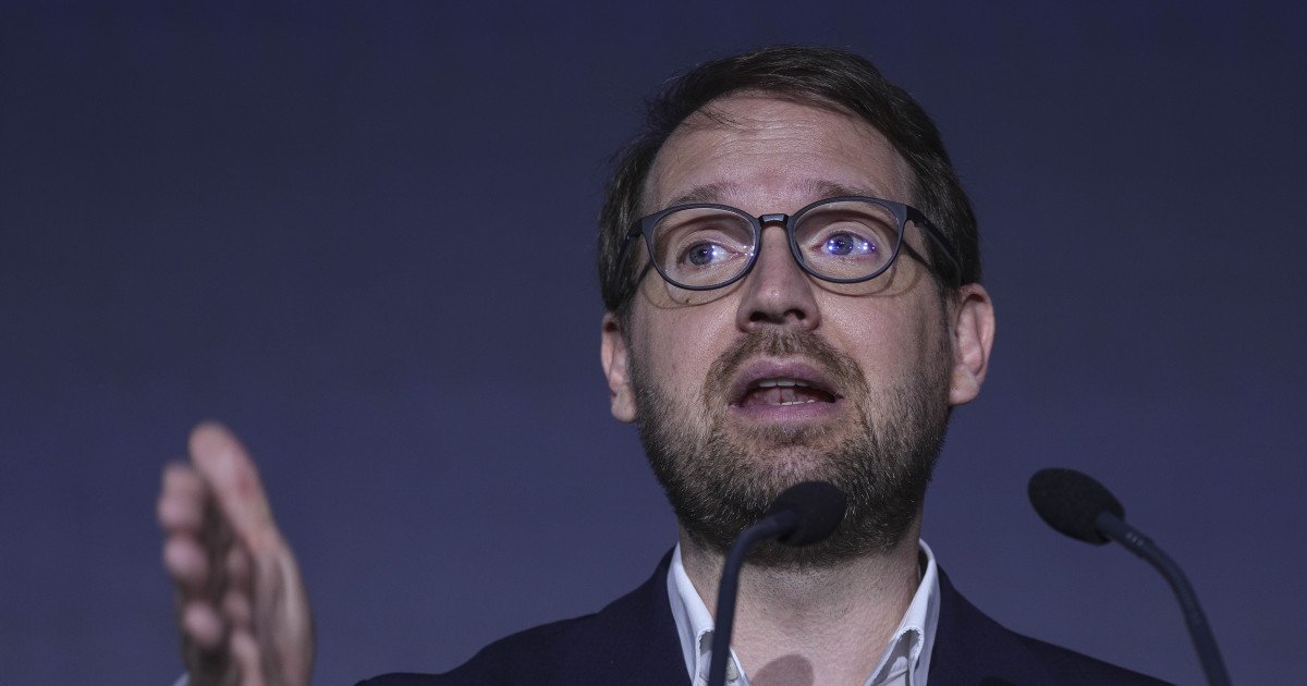 Președintele USR, Dominic Fritz, a criticat dur ultima inițiativă a social-democraților, considerând-o o manevră politică „destul de cinică” în contextul scandalului diplomatic legat de gestionarea repatrierilor românilor din zonele de conflict din Orientul Mijlociu