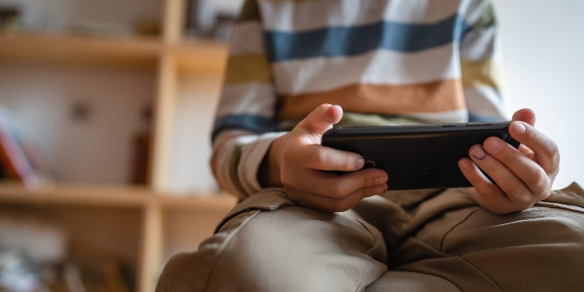 Aproape două treimi dintre români susțin implementarea unei limite de vârstă pentru accesul minorilor pe rețelele sociale, conform celui mai recent barometru realizat de INSCOP Research în perioada 2-6 martie 2026