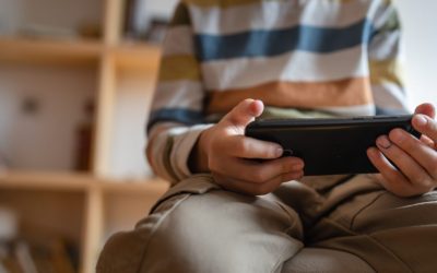 Aproape două treimi dintre români susțin implementarea unei limite de vârstă pentru accesul minorilor pe rețelele sociale, conform celui mai recent barometru realizat de INSCOP Research în perioada 2-6 martie 2026