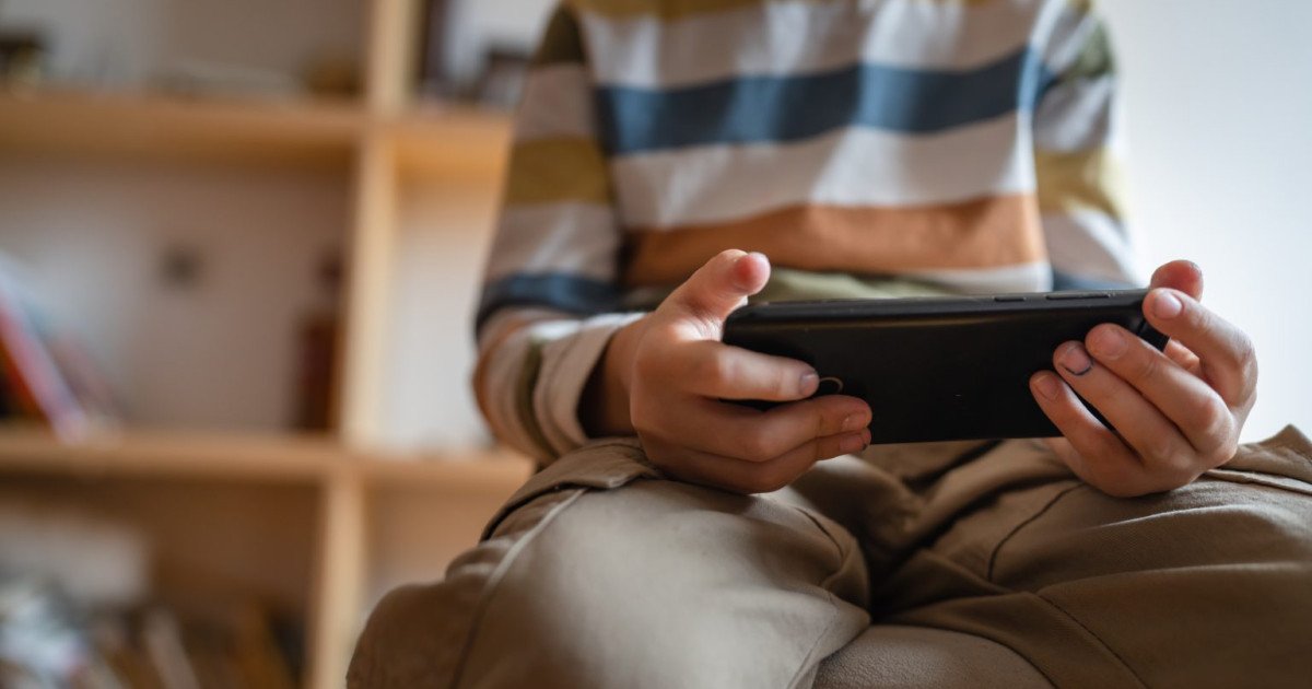 Aproape două treimi dintre români susțin implementarea unei limite de vârstă pentru accesul minorilor pe rețelele sociale, conform celui mai recent barometru realizat de INSCOP Research în perioada 2-6 martie 2026