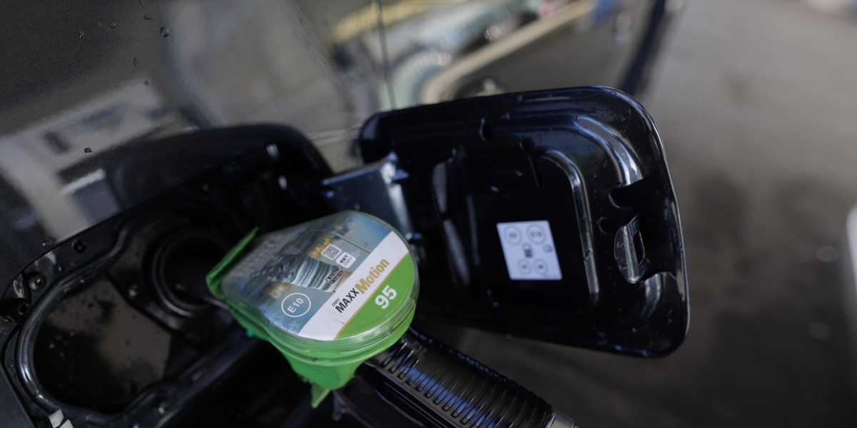 Nicuşor Dan: Autoritățile nu pot interveni în stabilirea prețurilor la carburanți, preocuparea principală fiind monitorizarea pieței Președintele Primăriei Capitalei, Nicuşor Dan, a declarat joi seară că autoritățile române nu dispun de posibilitatea de a interveni direct în stabilirea sau ajustarea tarifelor la carburanți, în condițiile în care prețul motorinei și al benzinei include acum și accize, dar și alte taxe și taxe speciale