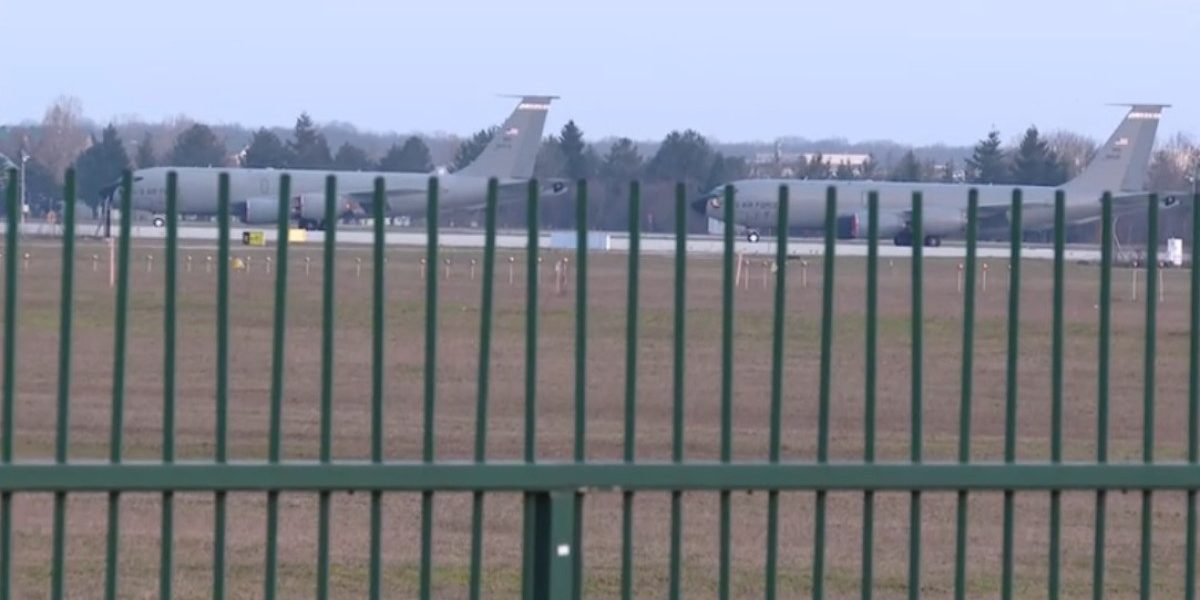 Ministrul Apărării asigură că avioanele militare americane de la Otopeni și Mihail Kogălniceanu nu transportă încărcătură explozivă Într-un moment de tensiune accentuată pe scena geopolitică, ministrul Apărării, Radu Miruță, a emis declarații clare pentru liniștirea opiniei publice cu privire la prezența avioanelor militare americane pe teritoriul României