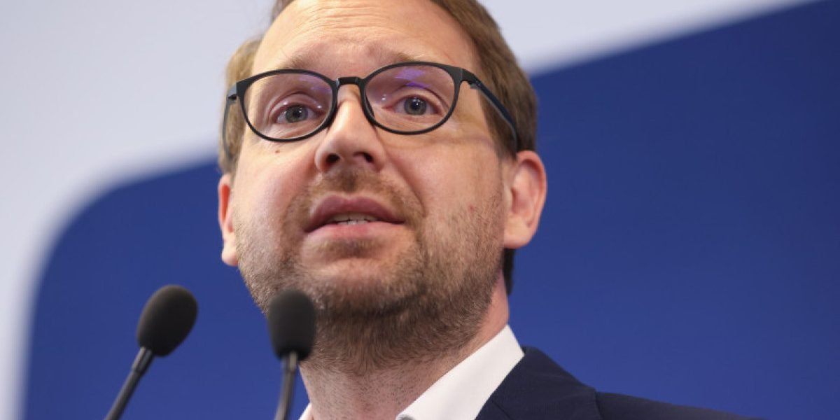 Dominic Fritz avertizează asupra crizei politice și economice, acuzând atacurile PSD ca fiind distractione în contextul dificultăților reale ale Guvernului Primarul capitalei, Dominic Fritz, a avut astăzi o intervenție incisivă la Digi24, unde a vorbit despre situația dificilă în care se află coaliția de guvernare, precum și despre atacurile frecvente ale PSD la adresa partidului pe care îl conduce USR