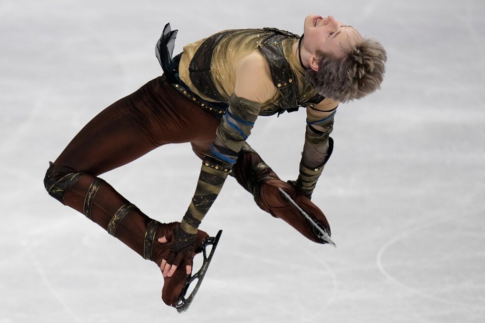 Ilia Malinin revine puternic după o performanță slabă la Olimpiadă, lider în clasamentul provizoriu la Campionatele Mondiale de patinaj artistic de la Praga Patinatorul american Ilia Malinin a reușit să-și recucerească respectul publicului și să-și reafirme statutul de favorite la titlul mondial, după o evoluție remarcabilă în cadrul concursului de la Praga, unde a condus după proba scurtă, stabilind o performedanță personală de 111,29 puncte și un avans de peste nouă puncte față de următorii clasați