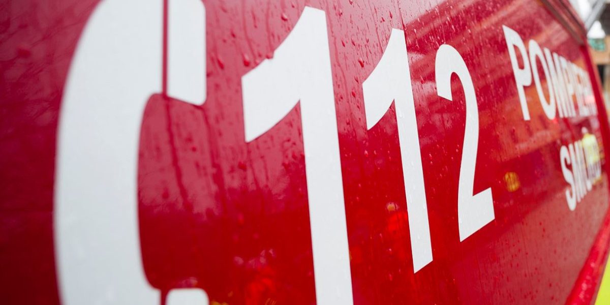 Un microbuz a luat foc lângă şoseaua de centură din Arad. Două persoane au suferit arsuri