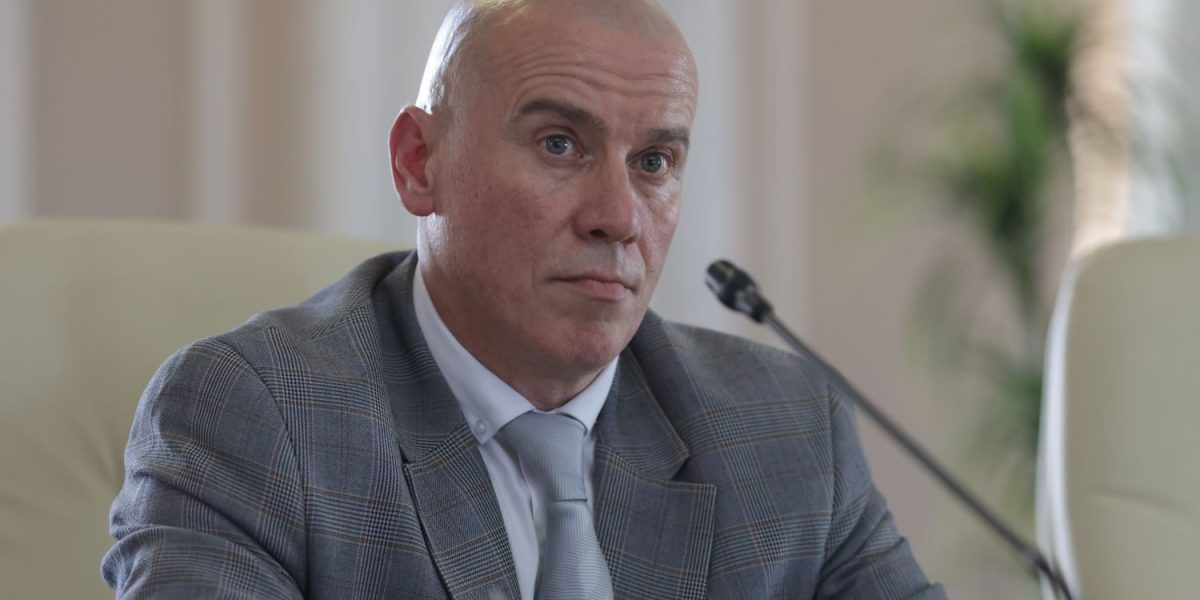 Senatul a avut o ședință maraton luni după-amiază, în care s-a discutat intens despre una dintre cele mai controversate teme ale momentului: moțiunea simplă depusă împotriva ministrului UDMR al Culturii, Andras Demeter