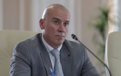 Senatul a avut o ședință maraton luni după-amiază, în care s-a discutat intens despre una dintre cele mai controversate teme ale momentului: moțiunea simplă depusă împotriva ministrului UDMR al Culturii, Andras Demeter