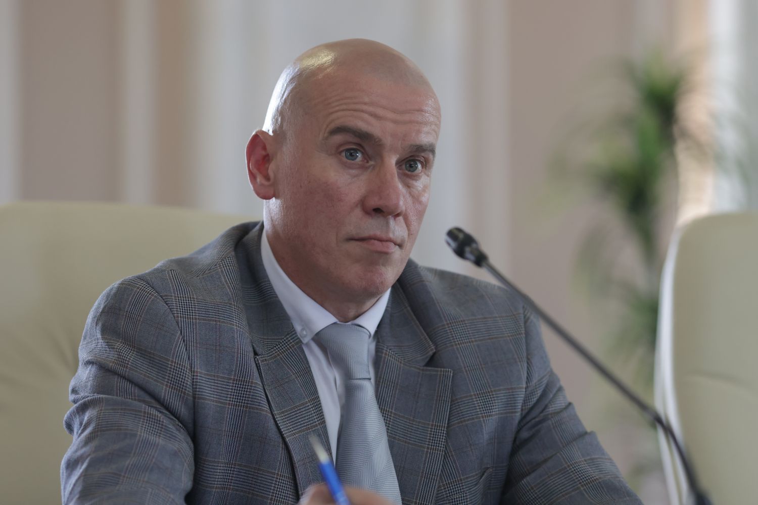 Senatul a avut o ședință maraton luni după-amiază, în care s-a discutat intens despre una dintre cele mai controversate teme ale momentului: moțiunea simplă depusă împotriva ministrului UDMR al Culturii, Andras Demeter