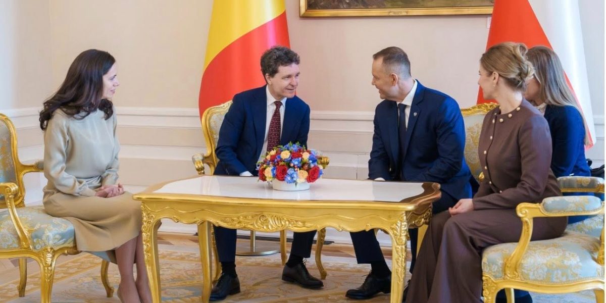 Mirabela Grădinaru atrage atenția prin eleganță, comparată cu celebra Kate Middleton Vizitele oficiale ale personalităților din mediul public și diplomatic sunt întotdeauna un prilej pentru a observa mai mult decât mesajele transmise