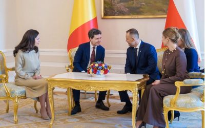 Mirabela Grădinaru atrage atenția prin eleganță, comparată cu celebra Kate Middleton Vizitele oficiale ale personalităților din mediul public și diplomatic sunt întotdeauna un prilej pentru a observa mai mult decât mesajele transmise
