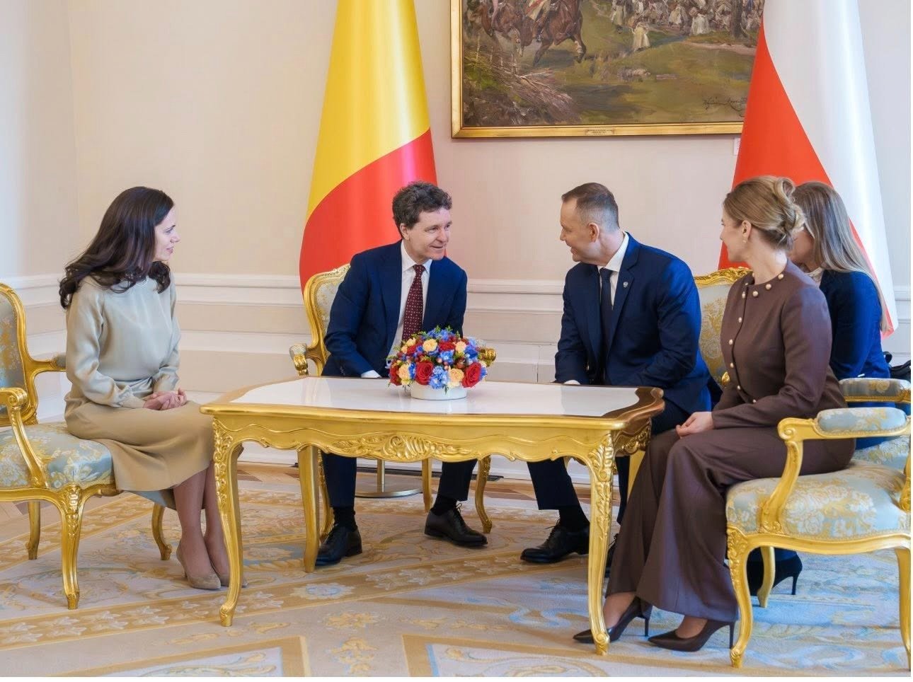 Mirabela Grădinaru atrage atenția prin eleganță, comparată cu celebra Kate Middleton Vizitele oficiale ale personalităților din mediul public și diplomatic sunt întotdeauna un prilej pentru a observa mai mult decât mesajele transmise