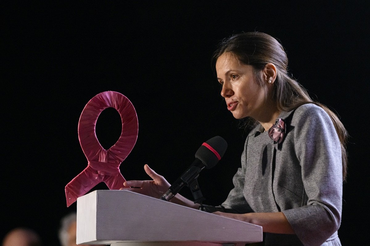 Mirabela Grădinaru, prezență proeminentă la Summitul „Pregătind viitorul împreună” desfășurat la Casa Albă, a atras privirile cu o alegere vestimentară remarcabilă, deșteptând admirația atât a participanților, cât și a industriei modei din România
