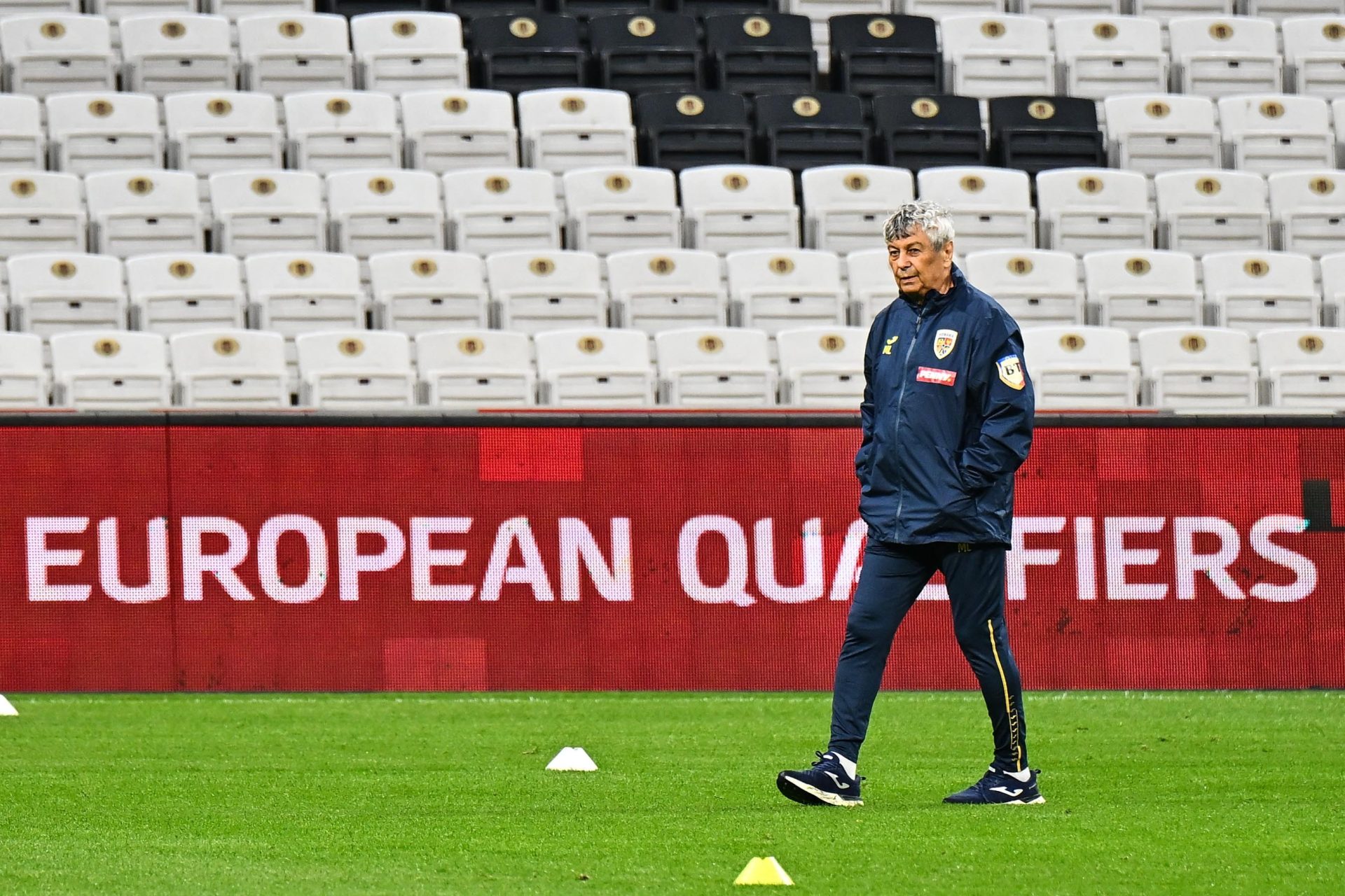 Mircea Lucescu a suferit un atac de sănătate în timpul pregătirilor pentru meciul cu Slovacia Selecționerul naționalei de fotbal a României, Mircea Lucescu, a avut parte de o experiență neașteptată chiar înainte de a pleca spre Slovacia, pentru meciul amical programat marți seară