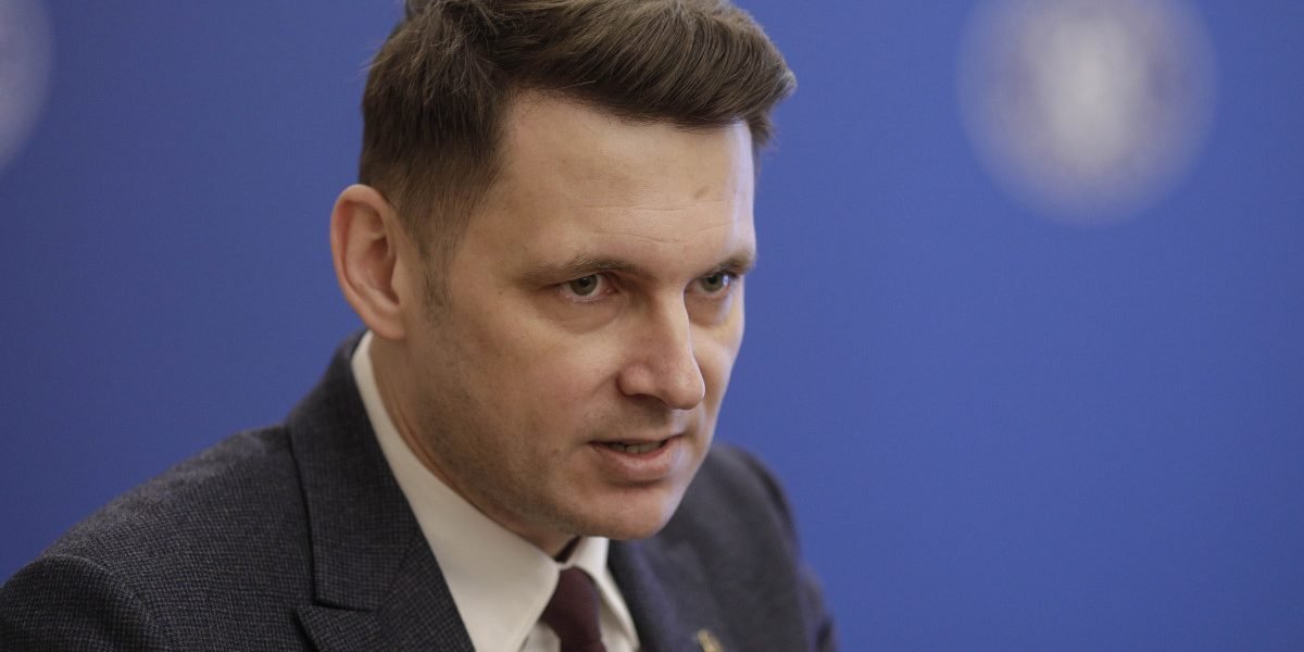 România își consolidază alianțele de securitate în contextul geopolitic actual, președintele Senatului subliniind importanța SUA în strategia de apărare națională Într-o perioadă marcată de tensiuni crescânde în regiunea Europei, oficialii români profund conștienți de complexitatea geopolitică, reafirmă legătura strânsă a României cu Statele Unite ale Americii