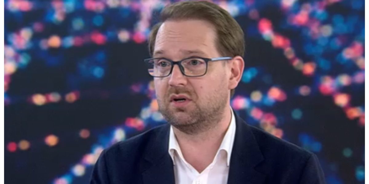 Președintele USR, Dominic Fritz, a tras un semnal de alarmă în privința discuțiilor despre pachetul de ajutoare sociale, accentuând o situație tensionată și dificil de gestionat între principalele forțe politice de la București