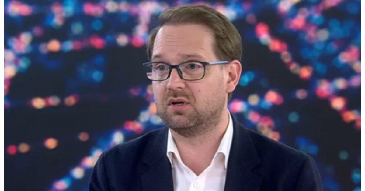 Președintele USR, Dominic Fritz, a tras un semnal de alarmă în privința discuțiilor despre pachetul de ajutoare sociale, accentuând o situație tensionată și dificil de gestionat între principalele forțe politice de la București