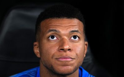 Șoc în lumea fotbalului european: Kylian Mbappe, mult timp considerat principalul obiectiv al clubului Real Madrid, pare să fi schimbat radical cursul negocierilor și posibilelor sale mișcări din următoarele luni