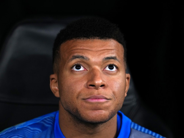 Șoc în lumea fotbalului european: Kylian Mbappe, mult timp considerat principalul obiectiv al clubului Real Madrid, pare să fi schimbat radical cursul negocierilor și posibilelor sale mișcări din următoarele luni