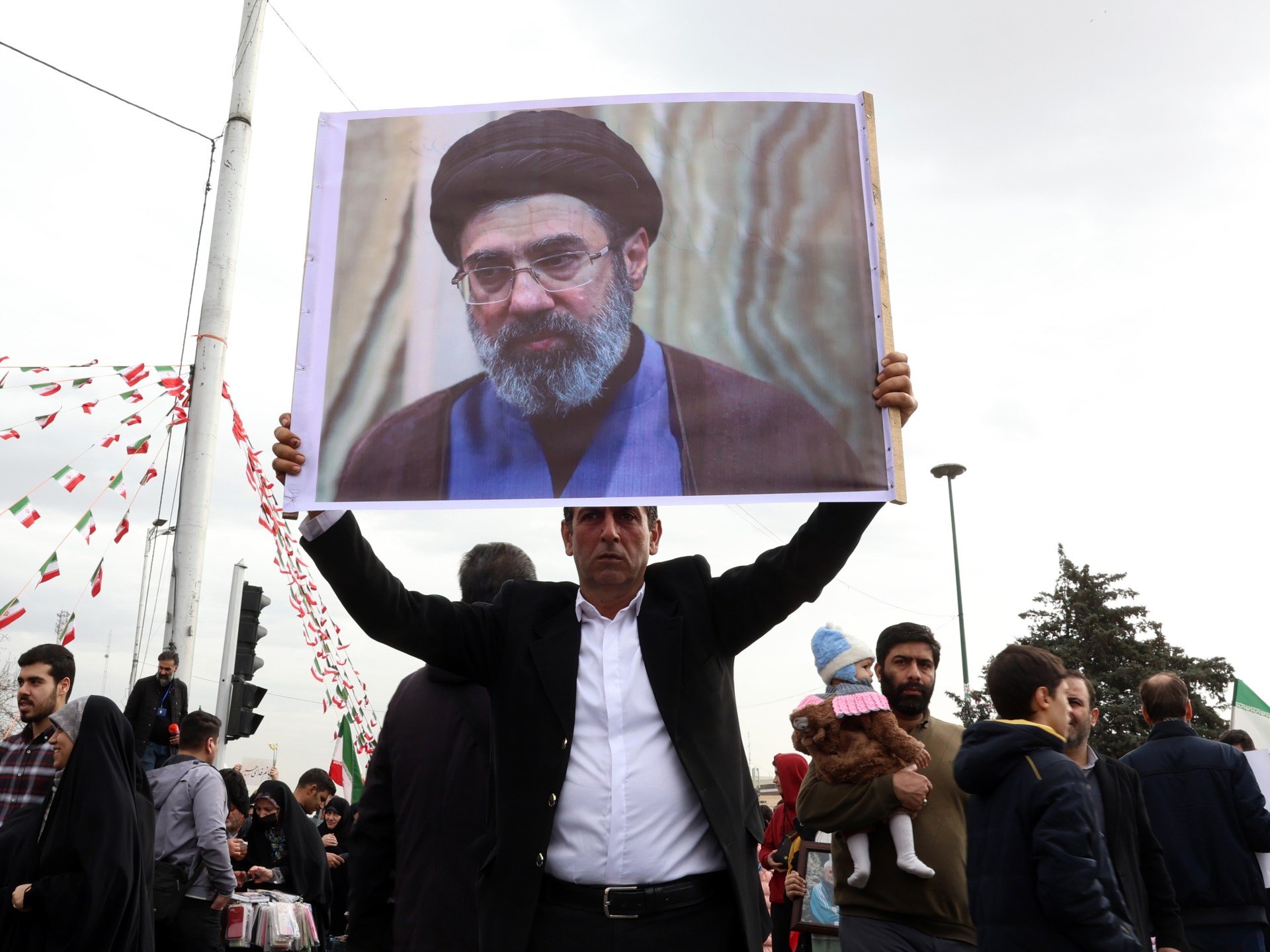 Mojtaba Khamenei, fiul cel mai tânăr al Ayatollahului Ali Khamenei, a fost desemnat noul lider suprem al Iranului, după ce tatăl său a fost ucis în week-end-ul începutului conflictului deschis dintre Iran, Israel și Statele Unite