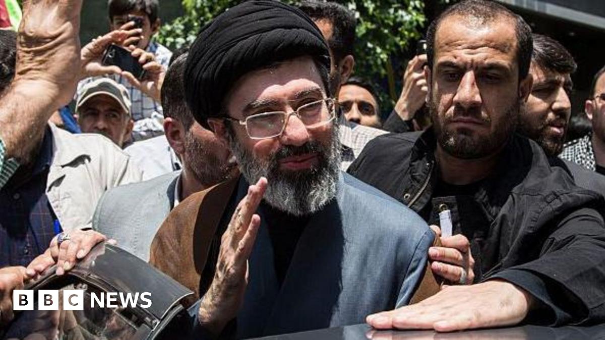 Mojtaba Khamenei, fiul liderului suprem iranian, își păstrează un rol discret în aparenta ierarhie de putere a regimului Mojtaba Khamenei, fiul cel mare al Ayatollahului Ali Khamenei, liderul suprem al Iranului, rămâne o figură enigmatică în peisajul politic și religios al țării