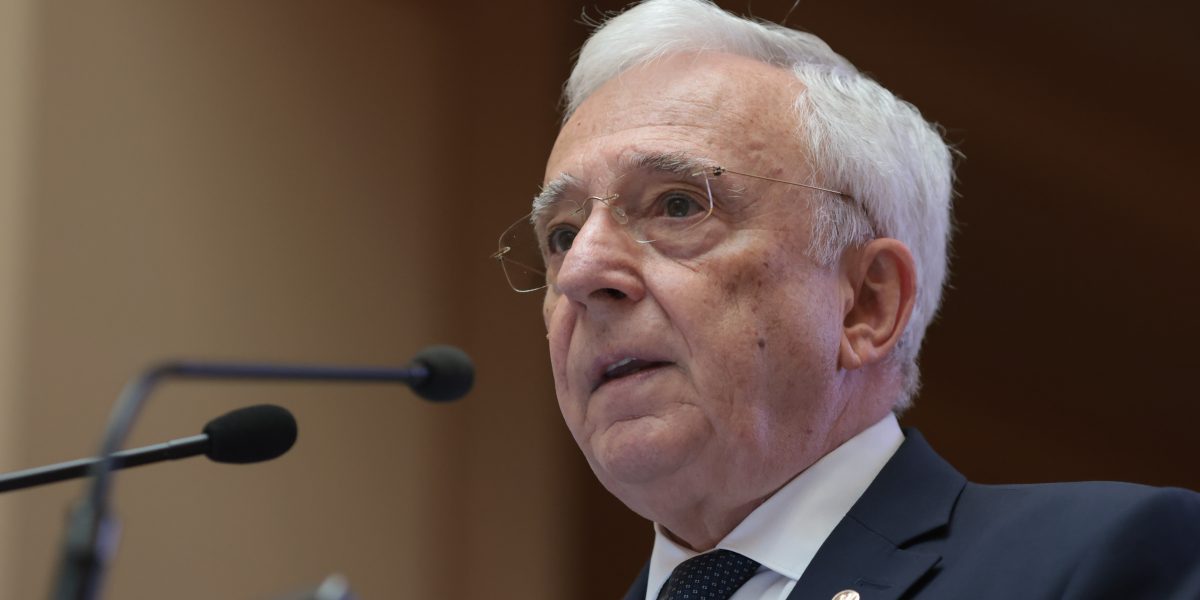 Guvernatorul Băncii Naţionale a României, Mugur Isărescu, a acurut luni, în cadrul conferinței The Economist, că menținerea unui echilibru delicat între politicile monetare și cele fiscale este esențială pentru a păstra disciplina fiscală, a stimula creșterea durabilă și a susține stabilitatea economică a țării