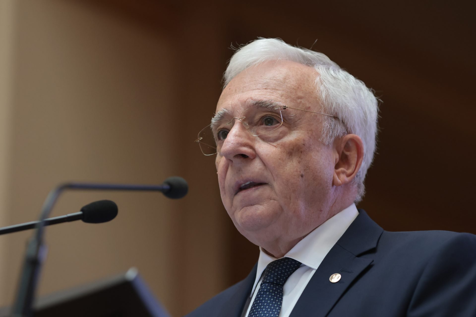 Guvernatorul Băncii Naţionale a României, Mugur Isărescu, a acurut luni, în cadrul conferinței The Economist, că menținerea unui echilibru delicat între politicile monetare și cele fiscale este esențială pentru a păstra disciplina fiscală, a stimula creșterea durabilă și a susține stabilitatea economică a țării