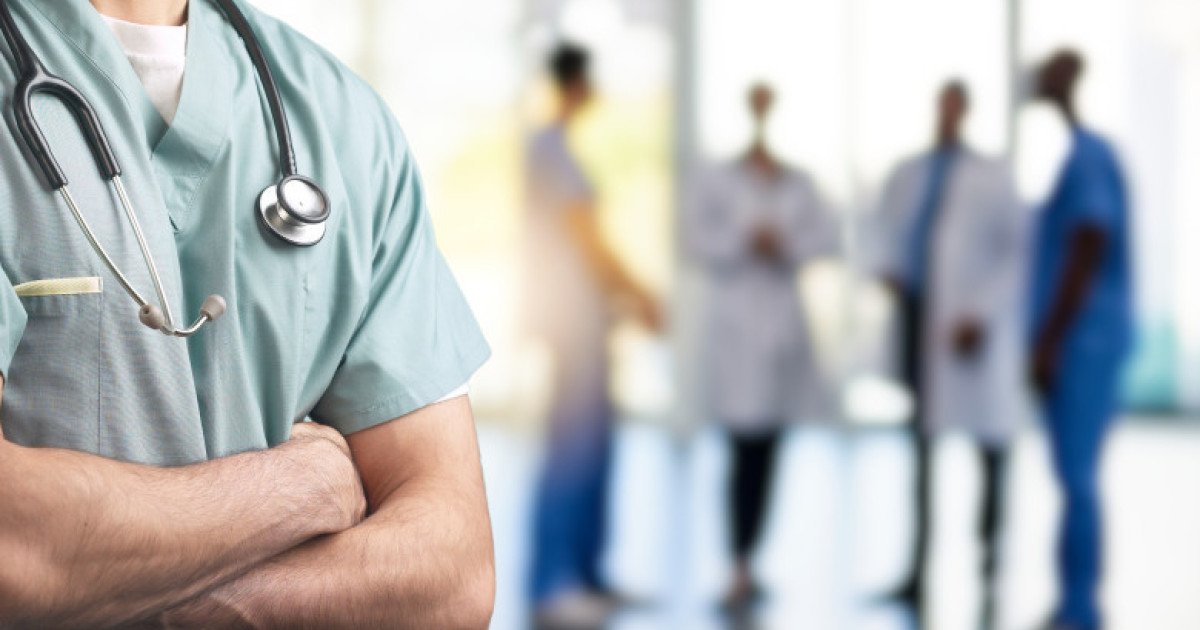 Proiect de lege propune protejarea cadrelor medicale în același mod ca și polițiștii și militarii în fața agresiunilor O inițiativă legislativă recentă caută să întărească protecția juridică acordată personalului medical, propunând ca medicii, asistenții și alți profesioniști din domeniul sănătății să beneficieze de aceleași garanții legale în fața agresiunilor precum polițiștii și militarii