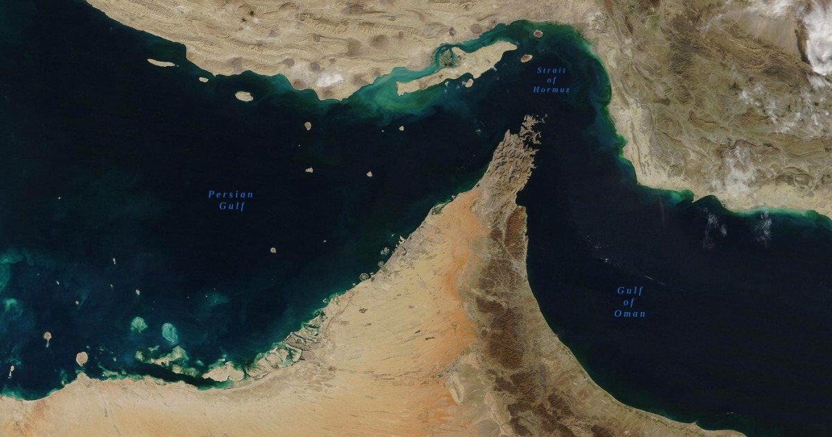 Controlul total asupra Strâmtorii Ormuz: o nouă realitate pentru comerțul mondial Într-un accent tot mai îngrijorător, forțele Gardienilor Revoluției din Iran și-au afirmat, în mod oficial, deținerea „controlului total” asupra Strâmtorii Ormuz, un punct de trecere strategic pentru petrolul global, situat la intrarea în Golful Persic