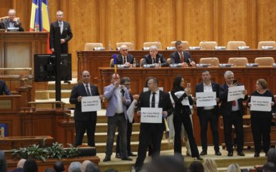 Trei deputați ai partidelor de opoziție, membri ai formațiunii SOS România, se pregătesc să fie sancționați sever pentru modul în care au acționat în plenul reunit al Parlamentului, evenimentul din 11 martie, legat de decizia guvernului privind dislocarea de echipamente și forțe militare americane în România