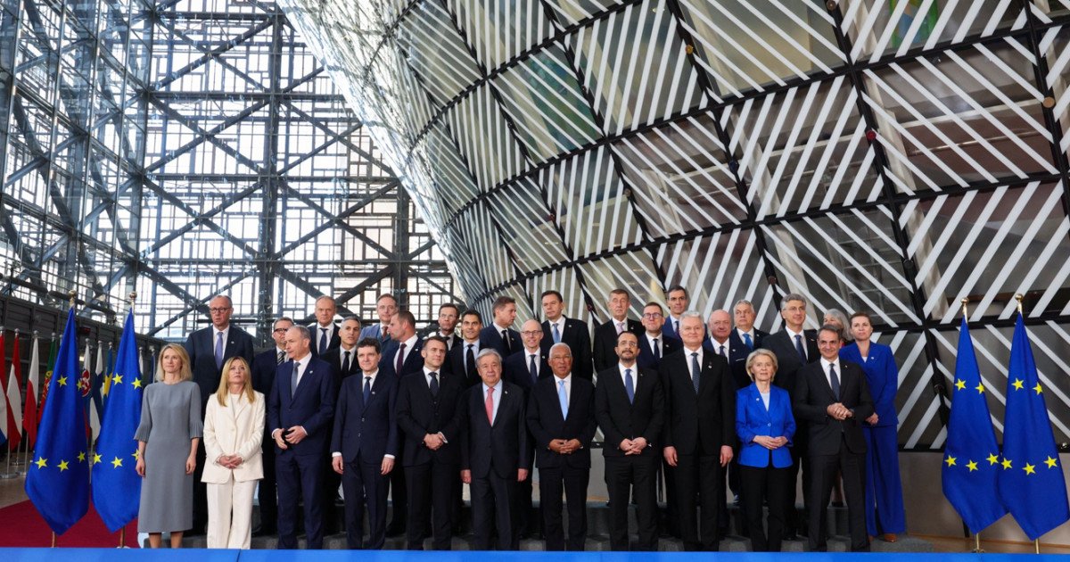 Președintele Nicușor Dan, în vizită oficială la Bruxelles, și discuții despre securitatea României în contextul geopolitic actual Președintele României, Nicușor Dan, a efectuat joi o vizită oficială la Bruxelles, în cadrul căreia a avut întrevederi importante care vizează consolidarea poziției României în contextul geopolitic extrem de tensionat din Europa