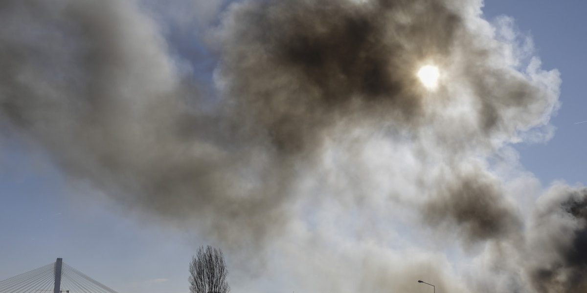 Poluarea din Capitală, alimentată de materialul antiderapant utilizat în sezonul rece Calitatea aerului în Capitală a înregistrat o creștere semnificativă a nivelului de poluare, iar autoritățile de mediu trag un semnal de alarmă asupra unui factor adesea trecut superficial cu vederea: materialul antiderapant folosit pe străzile orașului în timpul iernii