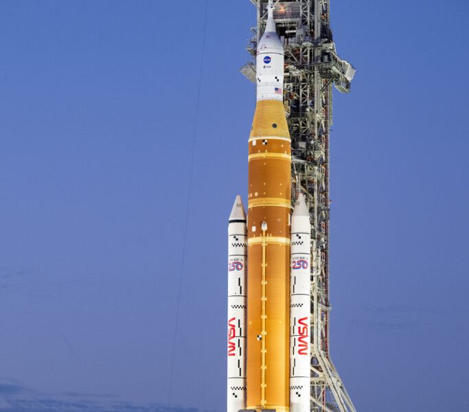 NASA se pregătește de o nouă încercare istorică cu misiunea Artemis 2, după ce racheta gigant Space Launch System (SLS) și capsula Orion au fost rearanjate pe rampă de lansare, în așteptarea unei numărători inverse ce s-ar putea declanșa în mai puțin de două săptămâni