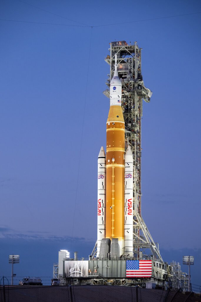 NASA se pregătește de o nouă încercare istorică cu misiunea Artemis 2, după ce racheta gigant Space Launch System (SLS) și capsula Orion au fost rearanjate pe rampă de lansare, în așteptarea unei numărători inverse ce s-ar putea declanșa în mai puțin de două săptămâni