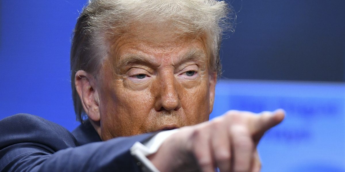 Președintele Donald Trump lansează un avertisment dur la adresa Iranului, sugerând că liderul suprem iranian, ayatollahul Ali Khamenei, nu va putea rămâne la conducere mult timp fără acordul său