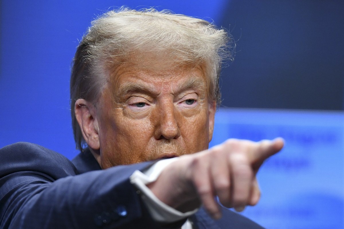 Președintele Donald Trump lansează un avertisment dur la adresa Iranului, sugerând că liderul suprem iranian, ayatollahul Ali Khamenei, nu va putea rămâne la conducere mult timp fără acordul său