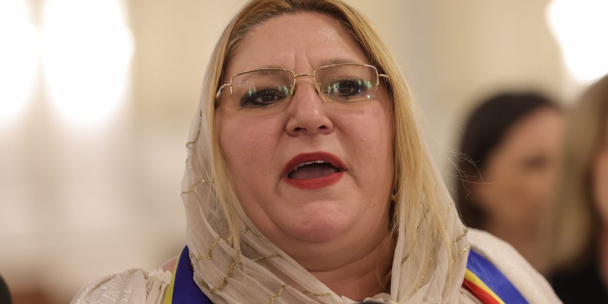 Eurodeputata Diana Șoșoacă a stârnit din nou controverse pe rețelele sociale, de această dată printr-un gest neobișnuit pentru un politician cu profil public: o postare în care își exprimă felicitările de Ziua Internațională a Femeii, ilustrată cu o fotografie considerată de mulți drept surprinzătoare