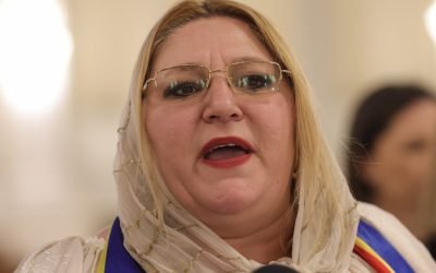 Eurodeputata Diana Șoșoacă a stârnit din nou controverse pe rețelele sociale, de această dată printr-un gest neobișnuit pentru un politician cu profil public: o postare în care își exprimă felicitările de Ziua Internațională a Femeii, ilustrată cu o fotografie considerată de mulți drept surprinzătoare