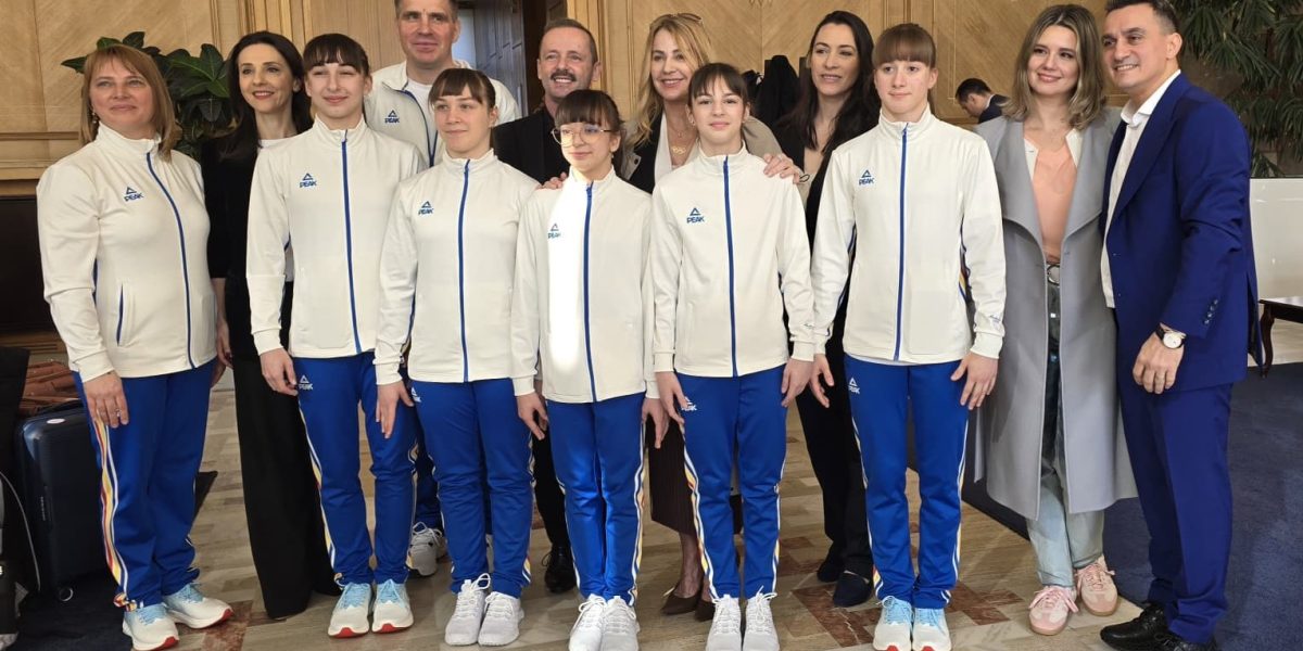 Nadia Comăneci a decolat luni dimineață spre Bruxelles, unde va fi figura centrală a unei serii de evenimente ce marchează împlinirea a 50 de ani de la obținerea primei note 10 perfect în istoria gimnasticii olimpice