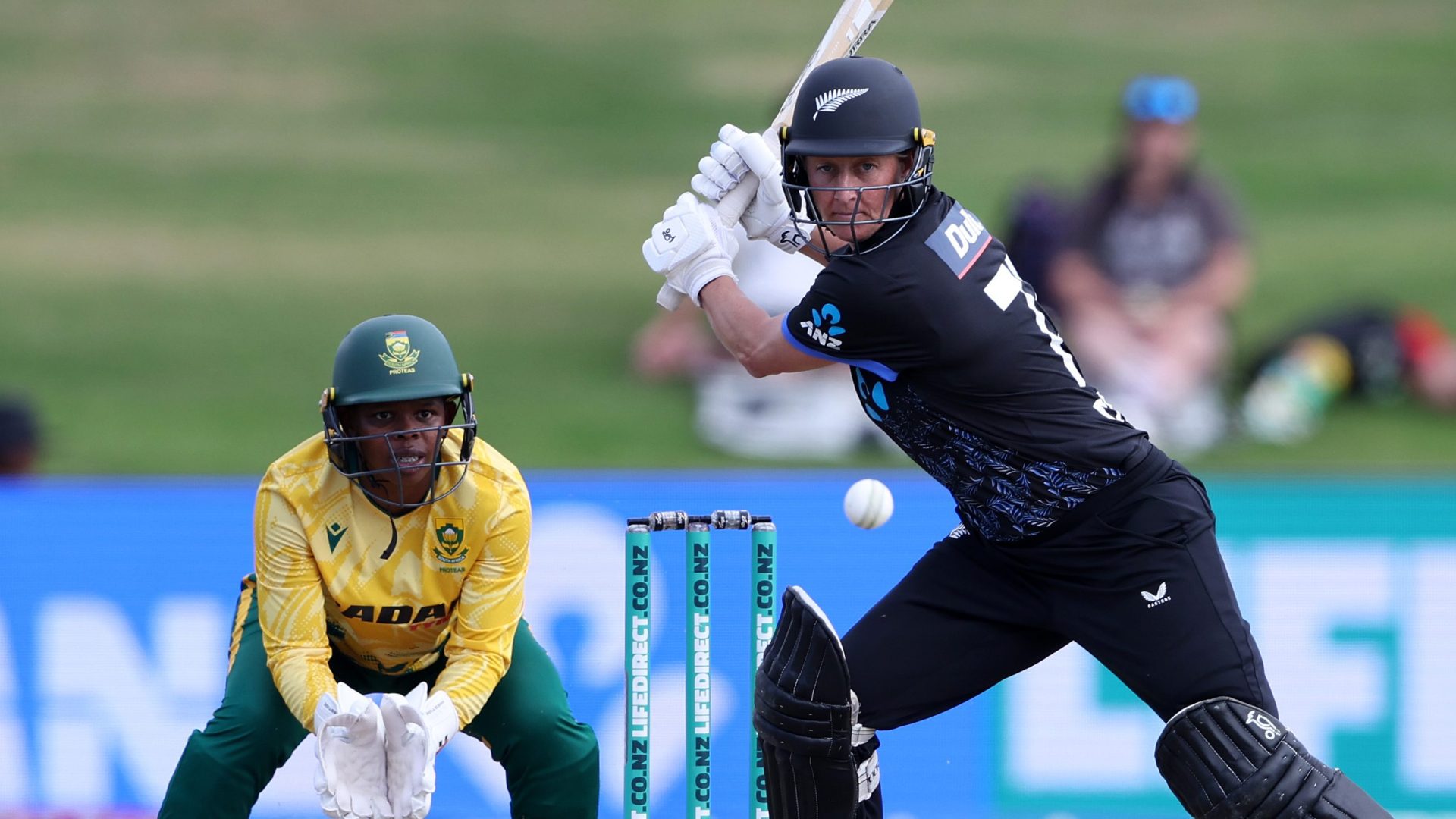 New Zealand Women a obținut o victorie clară în meciul inaugural al seriei internaționale de T20 împotriva echipei de femei din Africa de Sud, scor 190-110, încheiat după 20 de overuri