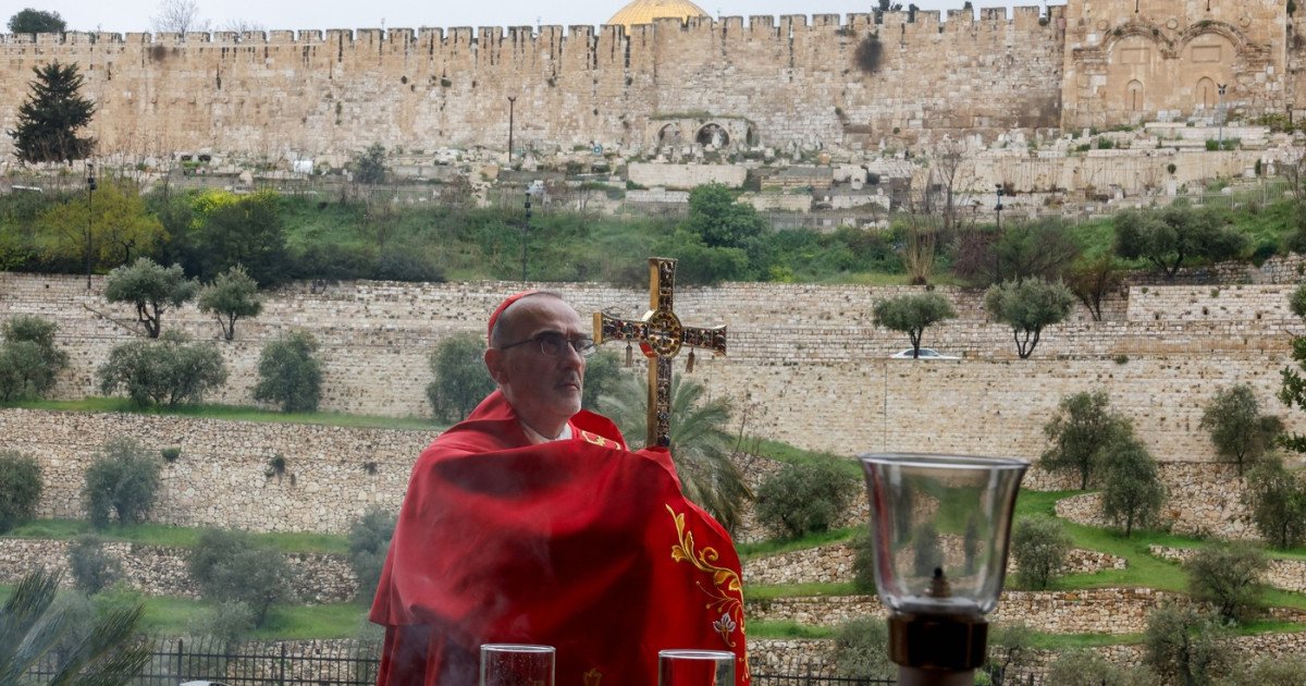 Netanyahu autorizează accesul patriarhului latin al Ierusalimului la Biserica Sfântului Mormânt după scandalul de Floriile catolice Prim-ministrul israelian Benjamin Netanyahu a anunțat luni decizia autorităților de a permite imediat accesul patriarhului latin al Ierusalimului, cardinalul Pierbattista Pizzaballa, la Biserica Sfântului Mormânt