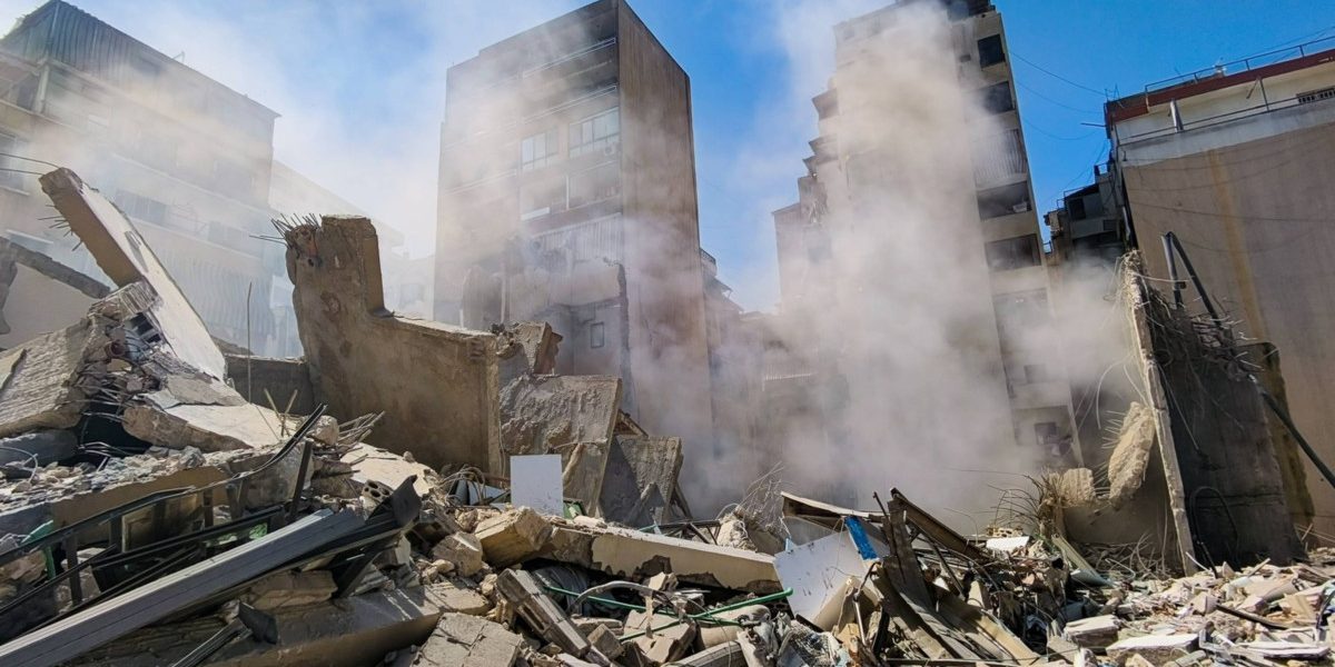 Războiul în Orientul Mijlociu escaladează: atacuri masive cu rachete și reacții diplomate Tensiunile din regiunea Orientului Mijlociu ating cote alarmante, după o noapte marcată de atacuri intense cu rachete asupra infrastructurii strategice din Arabia Saudită, Qatar și Emiratele Arabe Unite