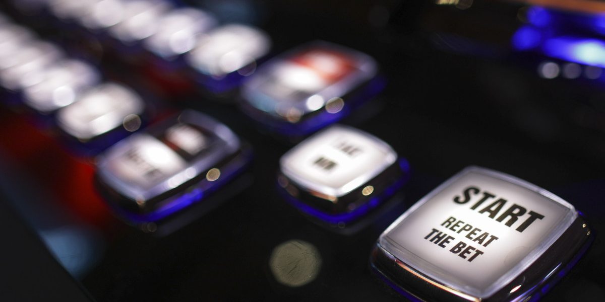 Primăriile din țară decid soarta jocurilor de noroc: interdicții totale sau măsuri restrictive Noile reglementări privind activitatea localurilor de jocuri de noroc îi plasează pe primarii în centrul deciziilor care pot afecta drastic peisajul recreațional și economic al orașelor