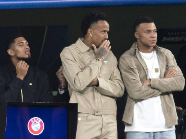 Real Madrid primește veste bună înaintea duelului cu Manchester City: Kylian Mbappé revine pe teren În anticiparea returului din semifinalele Ligii Campionilor, Real Madrid a primit o veste foarte bună: atacantul francez Kylian Mbappé se află din nou în atenția staff-ului medical și, după o perioadă de incertitudine, pare că va putea fi disponibil pentru meciul crucial de pe Santiago Bernabéu, programat în câteva zile