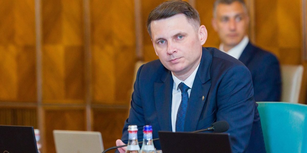 Președintele Senatului, despre tensiunile din coaliție: „Nu e întotdeauna așa cum pare” În contextul recent al scenariului politic românesc, tensiunile interne din coaliția de guvernare continuă să fie subiect de dezbatere, însă oficialii susțin că situația nu este atât de gravă pe cât pare la prima vedere