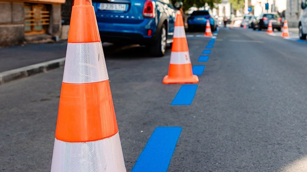 Bucureștiul devine din ce în ce mai aglomerat, dar administrația locală are planuri concrete pentru a gestiona această criză urbană: în centrul capitalei vor fi create 100 de noi locuri de parcare publice cu plată, ultimele fiind marcate deja de la începutul acestei săptămâni