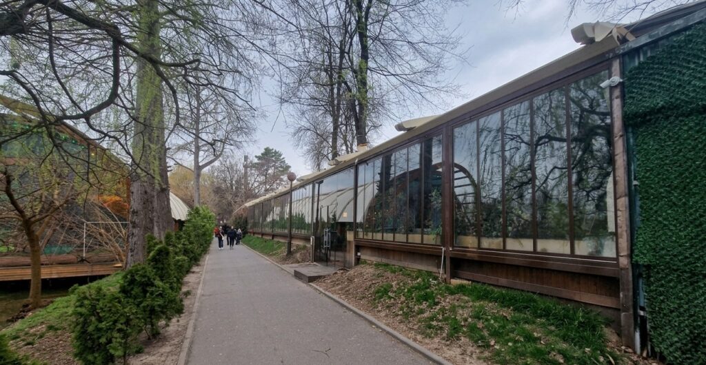 Proiecte ilegale în Parcul Herăstrău rămân în ceață, în ciuda insistenței autorităților De ani întregi, Parcul Herăstrău din Capitală a devenit un spectru al construcțiilor clandestine și al unor procese de desființare blocate în birocratie