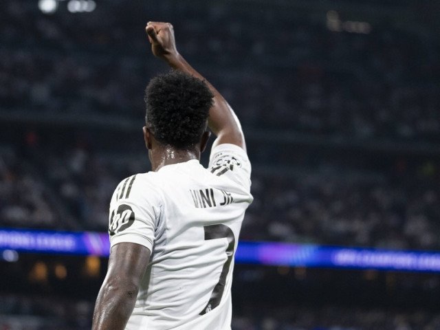 Vinicius Jr. nu și-a iertat amendamentul nemiloase după penalty-ul ratat în meciul dintre Real Madrid și Manchester City. Duelul, unul extrem de important în cursa pentru trofeul Ligii Campionilor, a fost umbrit nu doar de incidentul respectiv, ci și de reacția jucătorului brazilian, care a avut parte de o critică dură din partea suporterilor și a presei. În ciuda eforturilor din teren, vina pentru eliminarea madrilenilor pare acum să fie încărcată cu o tensiune acerbă, iar Vinicius a rămas singur în fața criticilor acerbe ce-i sunt adresate