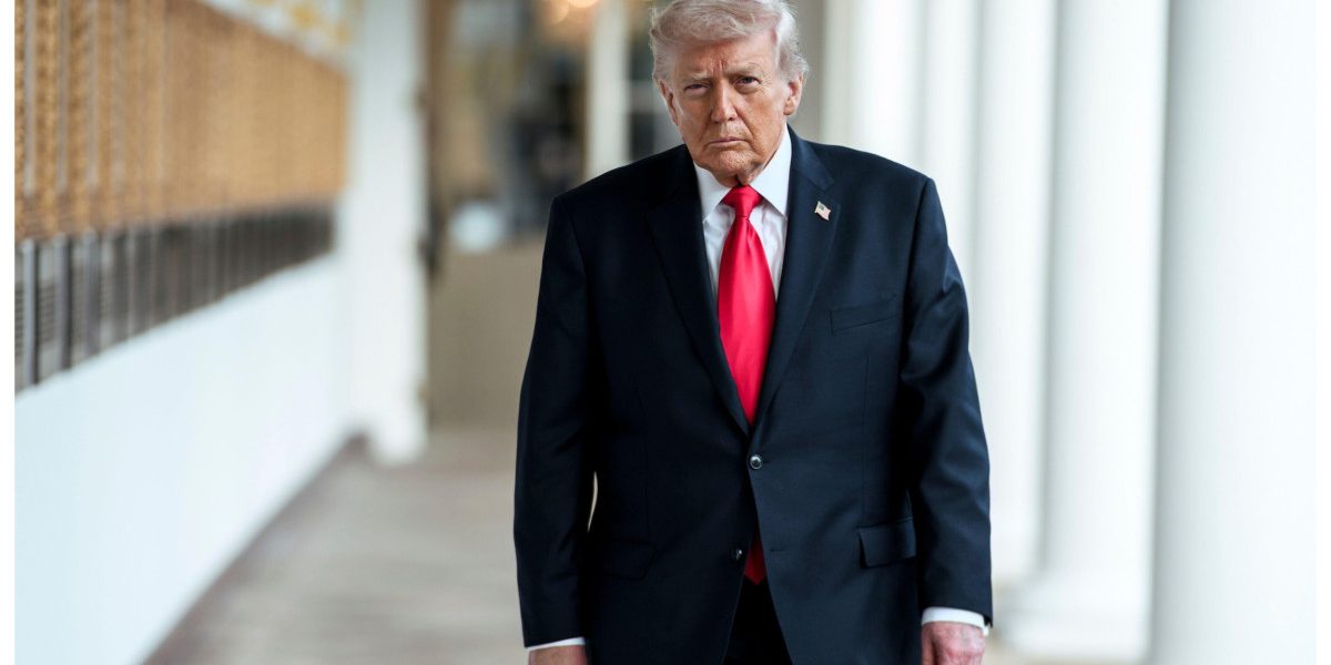 Decizii riscante în politica economică a SUA: criza Iranului și provocările pentru stabilitatea națională Președintele american Donald Trump continuă să adopte o serie de măsuri economice extrem de riscante, ale căror consecințe pot destabiliza nu doar economia internă, ci și echilibrul geopolitic global